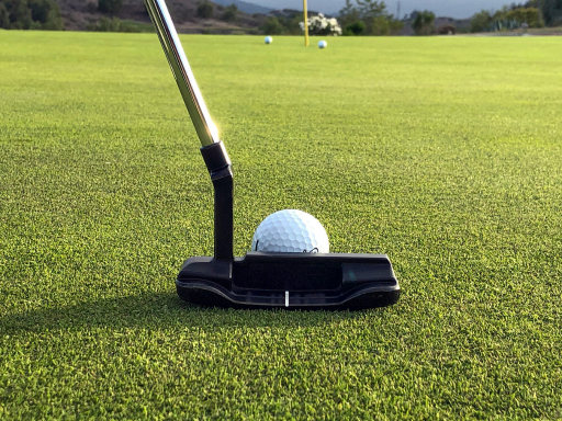 black-club-is-putting-the-golf-ball