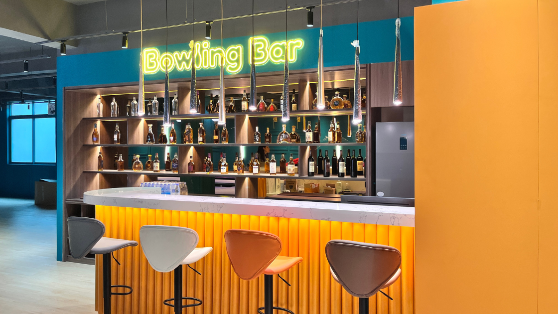 Snack-bar-at-a-bowling-alley